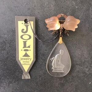 Vintage Brooch in Pink and Gold